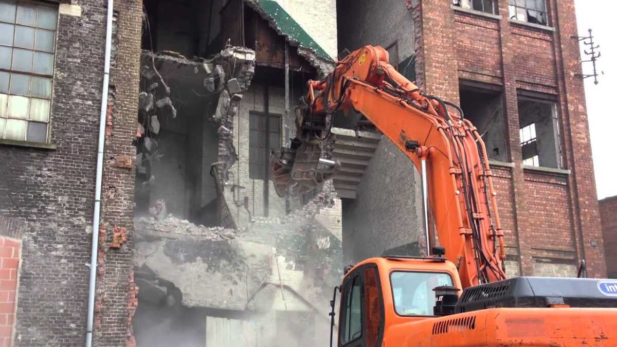 Монтаж гидролинии на длинной стреле demolition
