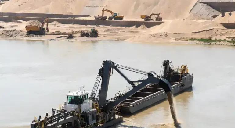 Добыча речного песка